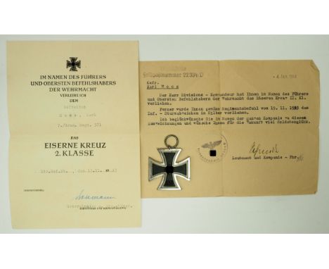 Eisernes Kreuz, 1939, 2. Klasse mit Urkunde für einen Gefreiten der 7./ Grenadier-Regiment 371.Geschwärzter Eisenkern, frosti