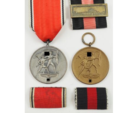 Medaille zur Erinnerung an den 13. März / 1. Oktober 1938 - Prager Burg.Versilbert bzw. bronziert, je am Bande, die Medaille 