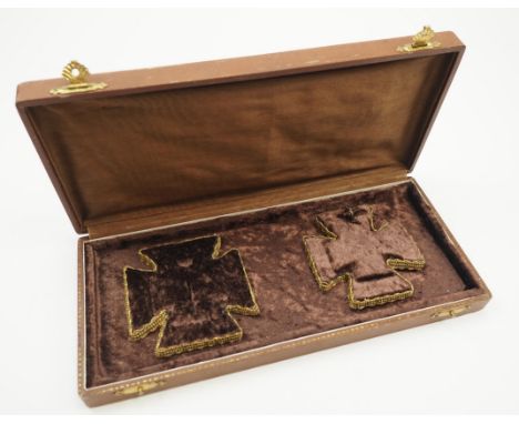 Preussen: Eisernes Kreuz, 1. und 2. Klasse Präsentationsetui.Braunes Etui, braunes Inlay und Einlage, je mit Podest in EK For