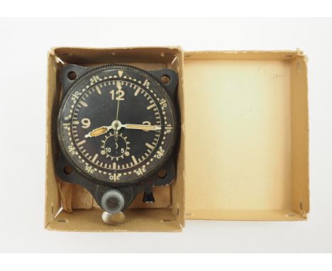 Luftwaffe: Borduhr - Junghans J30 BZ.Schwarzes Zifferblatt, Ziffern fluoreszierend, mit Glas, Funktion nicht geprüft, im Kart