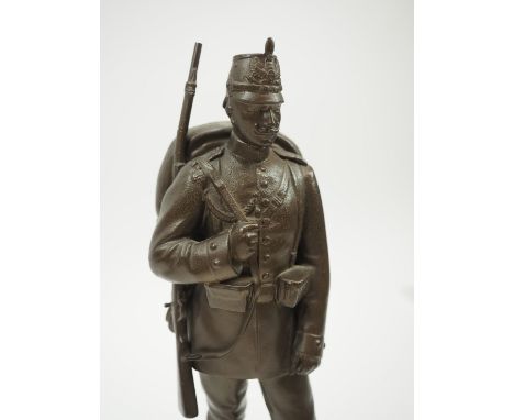 Preussen: Figur eines Jägers.Metallguss, bronziert, Stehend mit Marschgepäck und Gewehr, auf rechteckiger Plinthe, bez. C. SI
