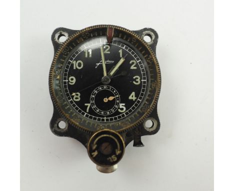 Luftwaffe: Borduhr - Junghans J30 BZ.Schwarzes Zifferblatt, Ziffern fluoreszierend, mit Glas, Uhrwerk läuft an.Zustand: II
