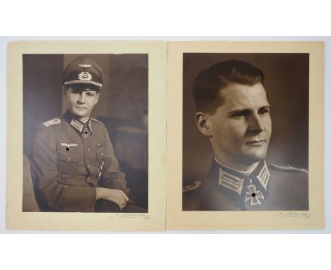 Wehrmacht: Portait-Foto Ritterkreuzträger Heinz-Jürgen Ißbrücker - 2 Exemplare.Studio-Portrait, mit Ritterkreuz des Eisernen 