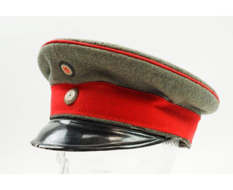 Baden: Feldgraue Schirmmütze für Unteroffiziere der Infanterie.Feldgraues Tuch, roter Bund, rote Vorstöße, mit beiden Kokarde