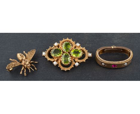 Two 9ct gold brooches and scarf ring, including a peridot and seed pearl quatrefoil brooch; a  bee brooch; and a synthetic ru