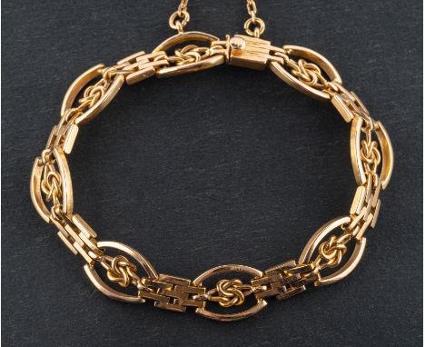 A gate-link bracelet with knot spacers, total length ca. 17.5cm, total weight ca. 19.5gms.