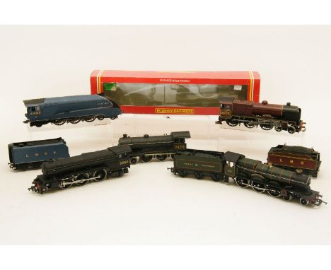 A collection of model railway locomotives, to include a Hornby 'Sir Nigel Gresley', an Airfix 'Caerphilly Castle', a boxed Ho