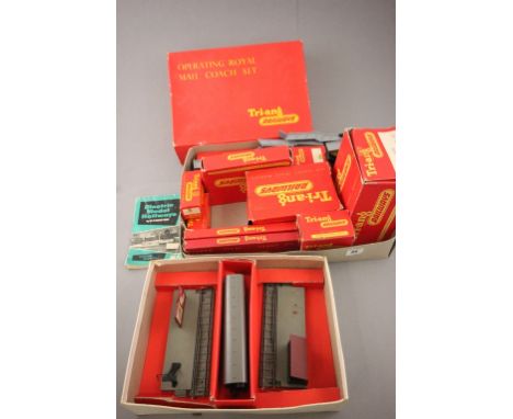 13 Boxed Triang OO gauge model railway accessories to include R23 Operating Royal Mail Coach Set, R80 Complete Station Set, R