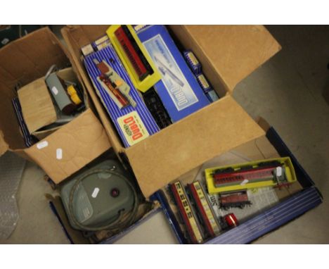 Collection of Hornby Dublo boxed accessories to include DA455 D1 Through Station, D1 Footbridge, D1 Signal Cabin, D1 Level Cr