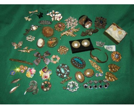 A quantity of vintage Costume Jewellery