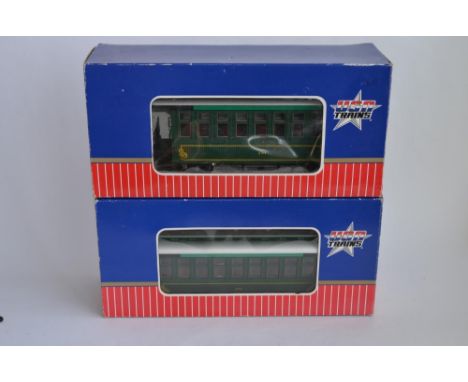 2 G-gauge 8-wheeler passenger coaches by USA Trains, with suspension and lighting, 170 and 171. 1 brake wheel missing and the