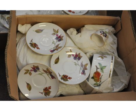 An Extensive Royal Worcester Evesham pattern dinner service