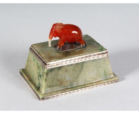 A GOOD EARLY 20TH CENTURY EDWARD FARMER OF NEW YORK SILVER MOUNTED JADE BOX, the hinged cover mounted with an agate elephant 