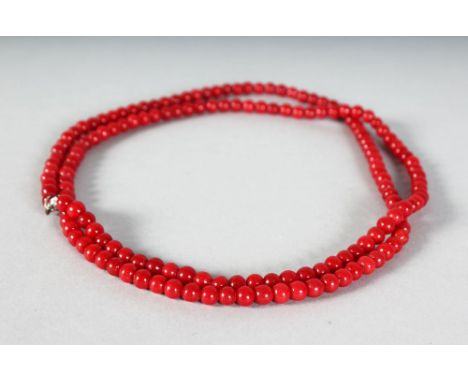 A LONG RED JADE SINGLE ROW NECKLACE.