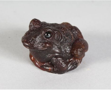 A GOOD SMALL CARVED AMETHYST FROG.