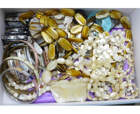Mother of pearl jewellery and buttons