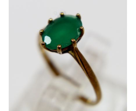 9 ct gold green stone ring, size J/K, 1g