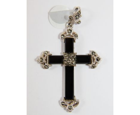 Sterling silver marcasite and onyx cross. L: 5 cm