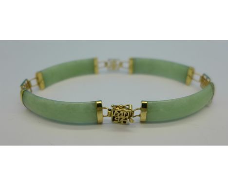 A 9ct gold mounted jade bracelet