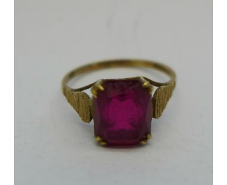 A 9ct gold and red stone ring, 2,2g, Q