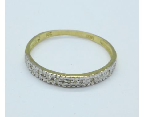 A 9ct gold and diamond ring, 0.8g, N