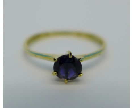 A 9ct gold and sapphire ring, 0.9g, O