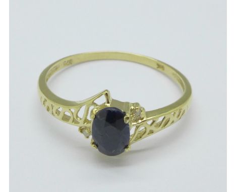 A 9ct gold and sapphire ring, 1g, O