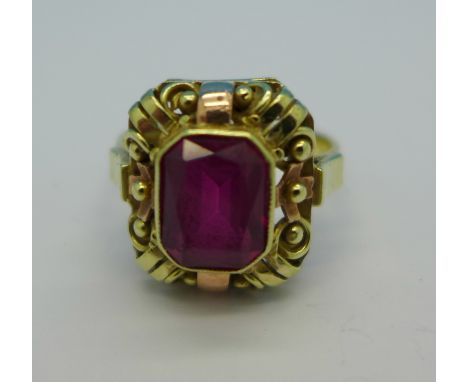 A 14ct gold ring with red stone, 4.2g, M