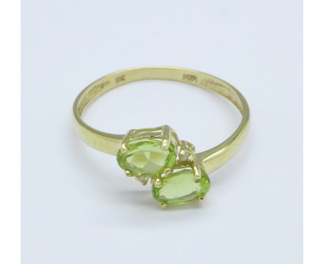 A 9ct gold and peridot ring, 1.1g, O