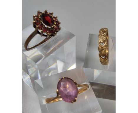 9ct gold heart friendship ring. 1.5g approx. Ring size O 1/2. Together with another 9ct gold and purple stone dress ring. 2.1