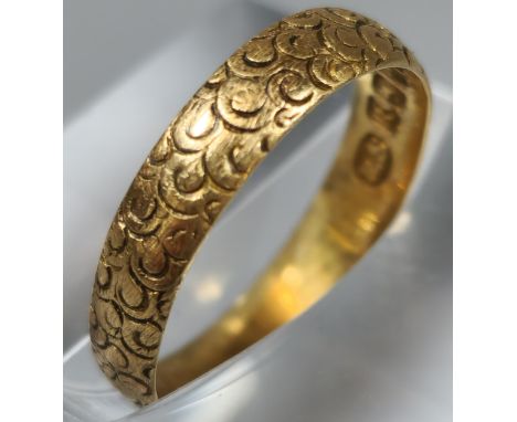 18ct gold engraved wedding band. 1.8g approx. Ring size L 1/2. (B.P. 21% + VAT)