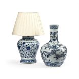 A BLUE AND WHITE PORCELAIN VASE TABLE LAMP, WITH A BLUE AND WHITE BOTTLE VASE