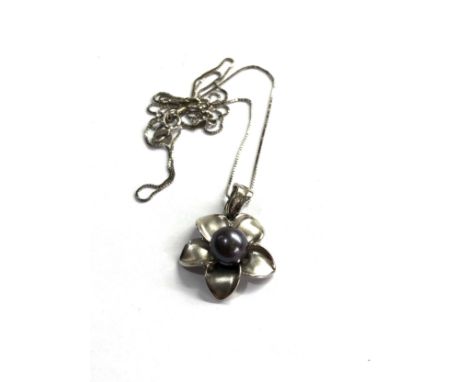 14ct white gold vintage pearl flower pendant necklace (4.8g) 