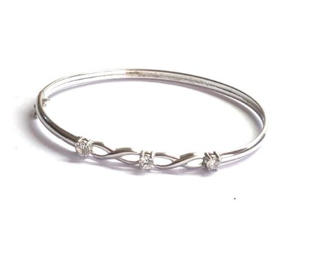 9ct white gold stone set bangle (4g) 