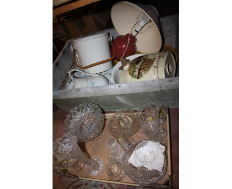 A LARGE CONTAINER OF ASSORTED CERAMICS TO INCLUDE A LARGE CERAMIC SHERRY BARREL, JUGS ETC TOGETHER WITH A TRAY OF GLASSWARE