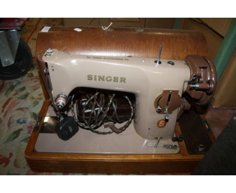 A VINTAGE CASED SINGER SEWING MACHINE 