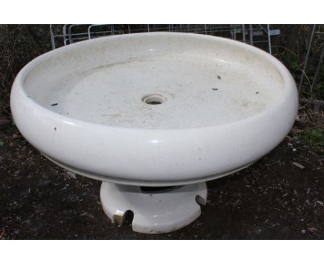 A LARGE CERAMIC FOUNTAIN SINK AND BASE A/F DIA 140 CM, H 86 CM