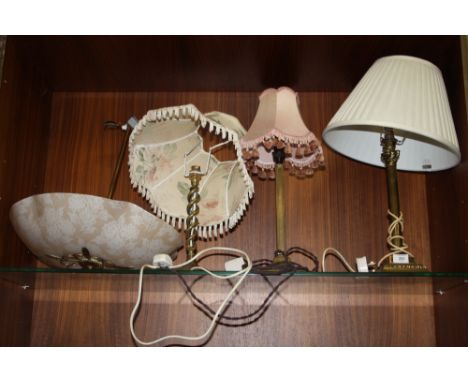 THREE VINTAGE BRASS TABLE LAMPS TO INCLUDE A ROMAN COLUMN SHAPED EXAMPLE, TOGETHER WITH A RETRO STYLE GLASS CEILING LIGHT SHA