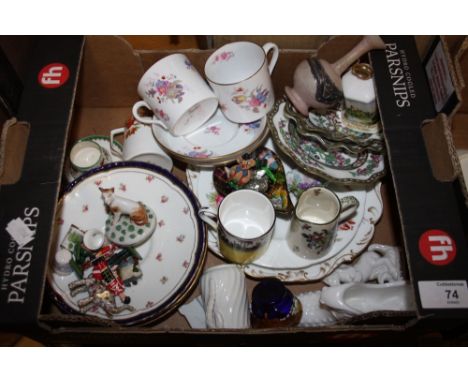 A SMALL BOX OF CHINA AND CERAMICS TO INCLUDE SPODE, COALPORT ETC 