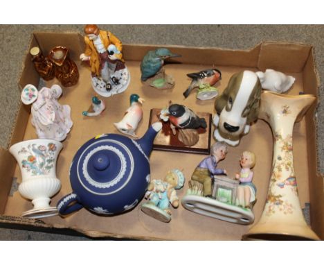 A TRAY OF ASSORTED CERAMICS TO INCLUDE WEDGWOOD, BESWICK, NAO ETC