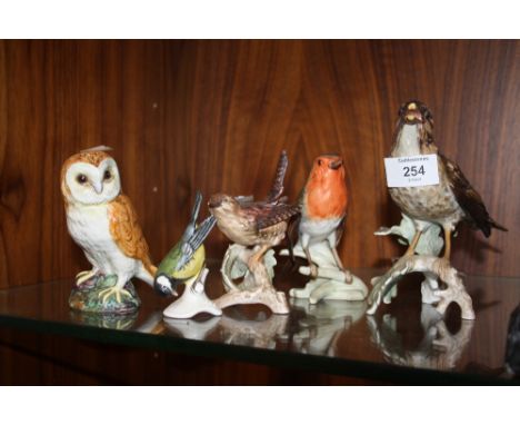 A COLLECTION OF GOEBEL AND BESWICK BIRD FIGURES A/F (5)