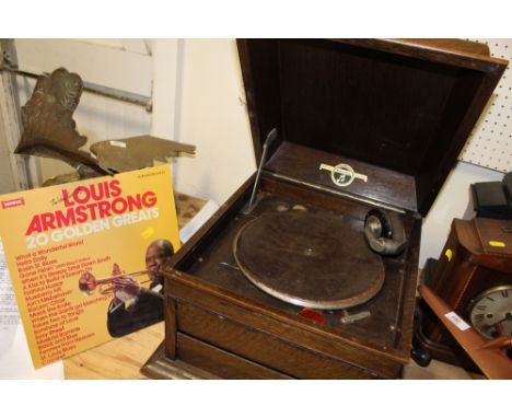 A VINTAGE OAK CASED TABLETOP WINDUP GRAMOPHONE, TOGETHER WITH A LOUIS ARMSTRONG RECORD 
