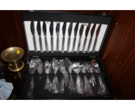 A VINTAGE CANTEEN OF CUTLERY 