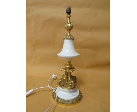 A VINTAGE GILT METAL AND WHITE MARBLE TABLE LAMP WITH FISH DETAIL TO BASE - HEIGHT 58.5CM