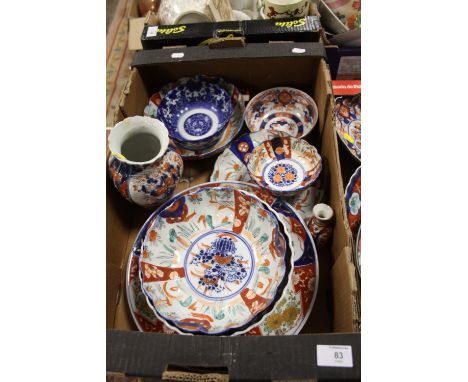 A TRAY OF ORIENTAL STYLE IMARI CERAMICS TO INCLUDE BOWLS, VASE ETC. TOGETHER WITH AN ORIENTAL CERAMIC BLUE AND WHITE BOWL 