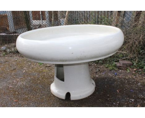 A LARGE CERAMIC FOUNTAIN SINK AND BASE A/F DIA 140 CM, H 86 CM