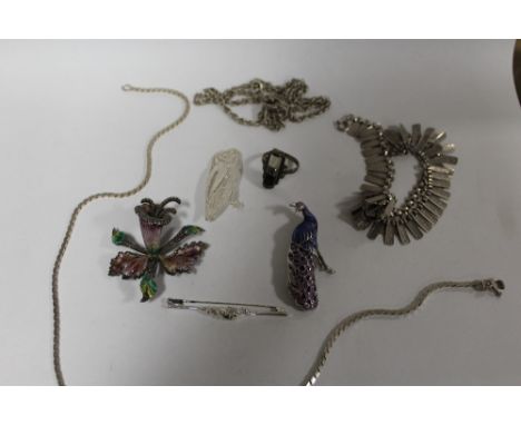 A BAG OF SILVER AND WHITE METAL JEWELLERY TO INCLUDE A STERLING SILVER AND ENAMEL PEACOCK BROOCH, MARCASITE RING, NECKLACES E