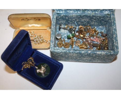 A BOX OF ASSORTED JEWELLERY AND CUFFLINKS TO INCLUDE AN EQUESTRIAN THEMED JADE STYLE PENDANT ON CHAIN, 9CT GOLD EARRINGS ETC.