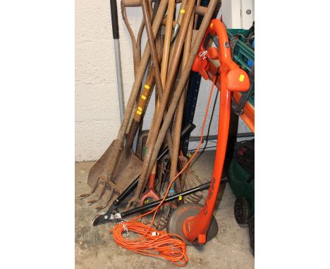 A SELECTION OF GARDEN TOOLS