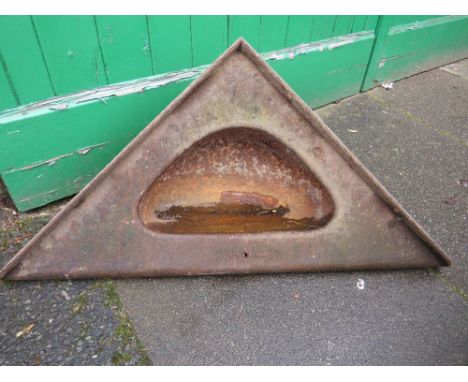 A CAST METAL CORNER FEEDING TROUGH, W 94 cm, D 67 cm